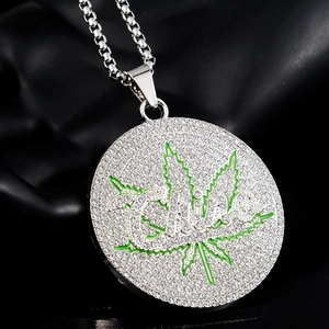 Collier médaillon hip hop glacé avec feuille verte et design incrusté de diamants