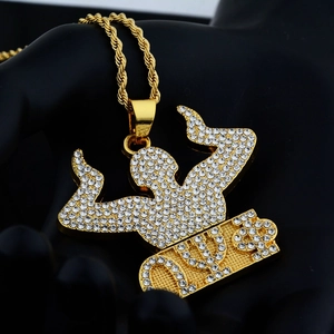 Dettaglio del ciondolo uomo muscoloso placcato oro hip hop con strass bianchi e logo Duke