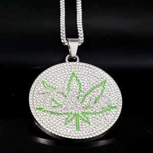 Détail du pendentif rond serti de cristaux avec motif feuille cookies et chaîne box