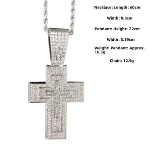 Dimensions du pendentif croix argenté avec strass et chaîne torsadée de 60 cm
