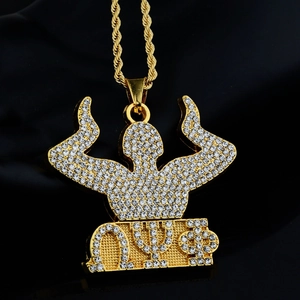 Dettaglio del ciondolo hip hop dorato con lettere greche Omega Psi Phi e catena a corda