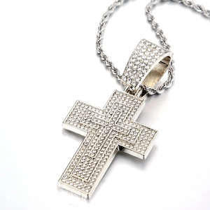 Collier avec pendentif croix argentée hip-hop et cristaux sur une chaîne de corde torsadée