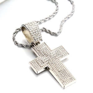 Collier hip hop avec pendentif croix argenté serti de cristaux et chaîne corde élégante