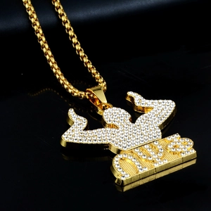 Collana hip-hop dorata con pendente figura muscolosa e dettaglio lettera RUE unisex