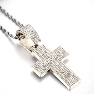 Collier pendentif croix argent hip hop avec zircone étincelante sur une chaîne corde
