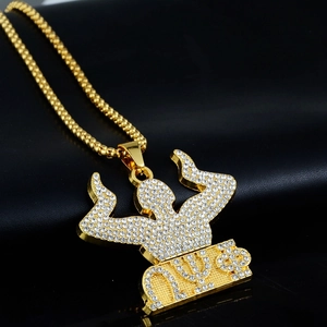 Collana hip hop placcata oro con ciondolo figura bodybuilding e zirconi bianchi