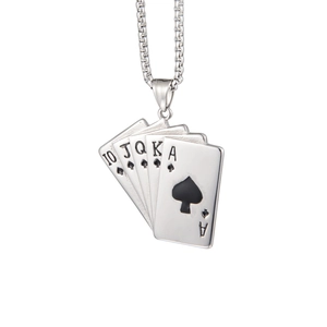 Detail eines Royal Flush Poker-Anhängers mit schwarzer Gravur auf Edelstahlkette