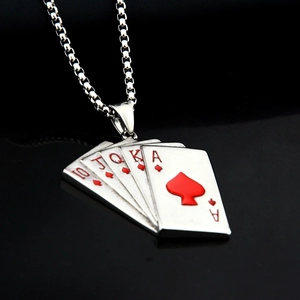 Makro-Detail des Royal Flush Poker-Anhängers mit Emaille an einer silbernen Kette