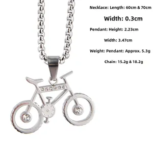 Détails des dimensions du pendentif vélo et des strass sur le collier en acier inoxydable