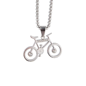Détail du collier pendentif vélo argenté avec strass clairs sur une chaîne à mailles