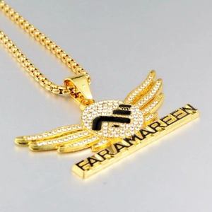 Hip hop χρυσό κολιέ με μενταγιόν φτερά, κρύσταλλα και μαύρο σμάλτο στο κέντρο