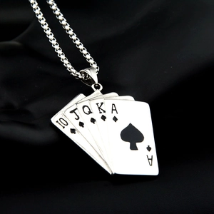 Detail von Royal Flush Poker-Anhänger mit Edelstahl-Boxkette auf schwarzer Seide