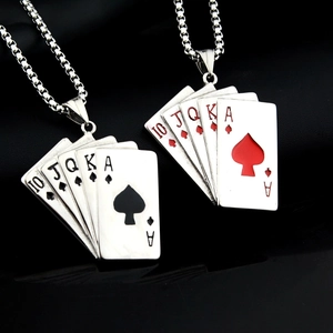 Makroaufnahme von Hip-Hop-Anhängern aus Edelstahl mit Poker-Royal-Flush in Rot und Schwarz