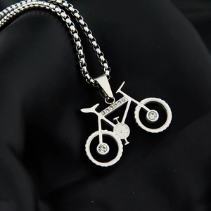 Vue macro d'un collier pendentif vélo argenté avec des strass en cristal brillants