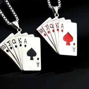 Makroaufnahme von Royal Flush Poker Anhängern in Rot und Schwarz an Edelstahlketten