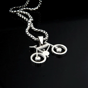 Gros plan détaillé du pendentif vélo en argent avec des accents de cristal brillant