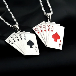 Nahaufnahme von Royal Flush Spielkarten-Anhängern in Schwarz und Rot an einer Metallkette