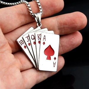 Detailansicht des Punk Poker Royal Flush Anhängers mit roter Emaille an Boxkette