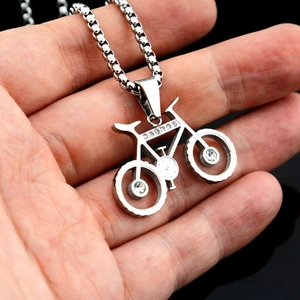 Collier hip hop avec pendentif vélo argenté serti de zircons sur une chaîne box