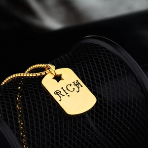Collana con ciondolo quadrato dorato RICH e stella traforata su sfondo nero