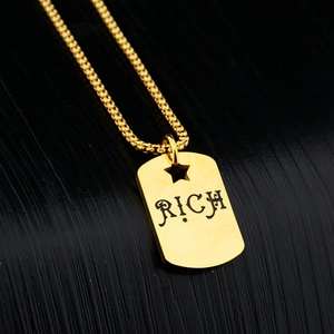 Collana in acciaio al titanio dorato con ciondolo RICH e ritaglio a stella su fondo nero