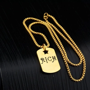 Collana con ciondolo quadrato RICH dorato e incisione a stella su targhetta rettangolare