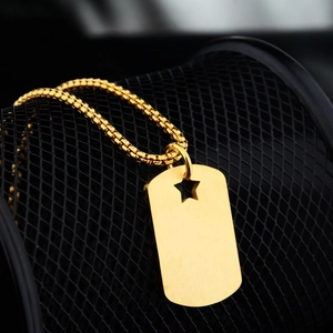 Collana con piastrina dorata e stella ritagliata su catena box in acciaio inossidabile