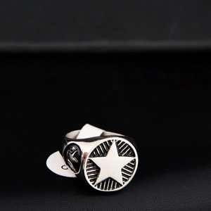 Gros plan d'une bague étoile pentagramme en argent avec relief et étiquette