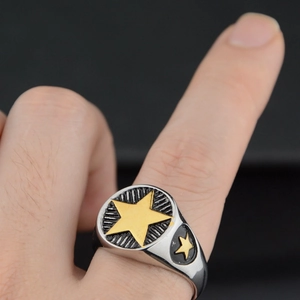Bague en acier titane poli avec bouclier étoile pentagramme dorée et style punk rétro