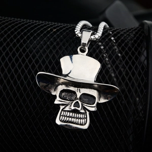 Pendentif crâne gothique avec haut-de-forme en acier titane sur collier chaîne box rétro