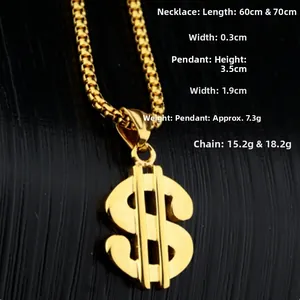 Detailopname van een gouden dollarteken hanger met een klassieke vierkante schakelketting