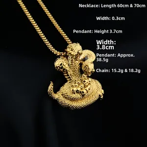 Détails du pendentif serpent doré à plusieurs têtes avec accents de crâne et chaîne