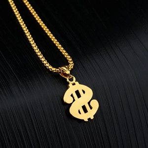 Gouden dollarteken hanger aan een parelketting voor een trendy en modieuze uitstraling