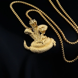 Collier en acier doré avec pendentif triple tête de serpent et crâne sur chaîne