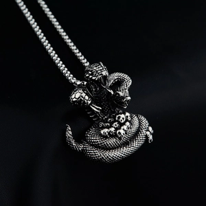 Collier avec pendentif à trois têtes de serpent et crâne style gothique en acier vintage