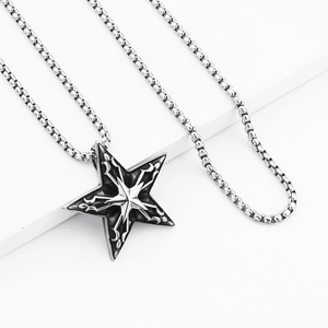 Detailaufnahme der Stern-Halskette mit gotischen Gravuren und runder Box-Kette aus Stahl