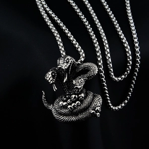 Collier gothique avec pendentif serpent cobra triple et crâne en argent antique