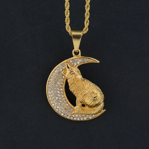 Collana con ciondolo lupo vichingo dorato e luna di strass con catena a fune intrecciata