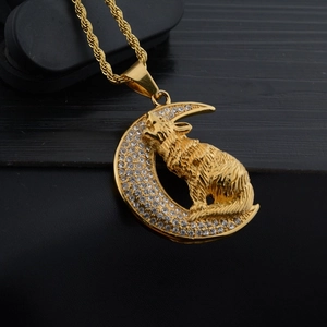 Pendaglio lupo vichingo luna dorata con strass e catena a corda intrecciata hip hop