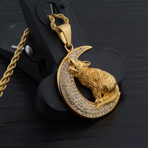 Collana vichinga lupo e luna dorata con diamanti su una spessa catena a spirale