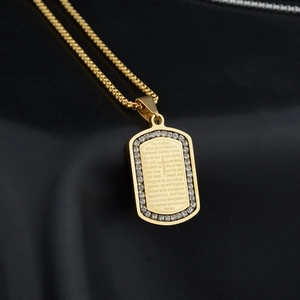 Collana con piastrina militare dorata, croce incisa, Padre Nostro e bordi in cristallo