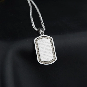 Collana con piastrina croce in acciaio inox, preghiera incisa e bordi in cristallo
