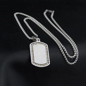 Collana con pendente a croce quadrata argento con strass e scritte incise per uomo e donna