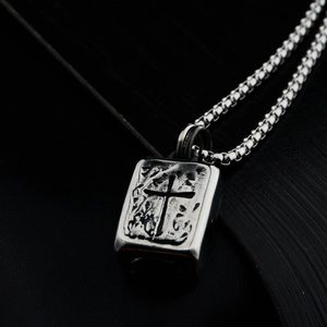 Collana in acciaio al titanio stile gotico con pendente a croce quadrata e catena box