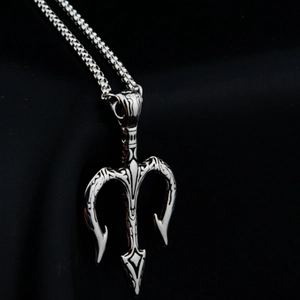 Collier pendentif trident vintage en acier inoxydable argenté et noir avec gravures punk
