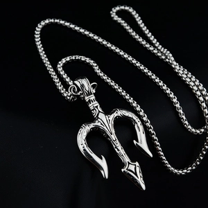 Collier avec pendentif trident en acier inoxydable texturé et chaîne maille vénitienne
