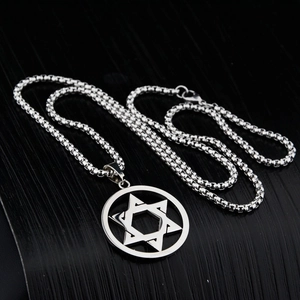 Pendentif étoile hexagramme en acier inoxydable poli sur une chaîne robuste unisexe