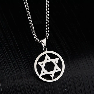Collier avec pendentif hexagramme en acier titane et chaîne boîte argentée sur fond noir