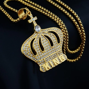 Collana con ciondolo a corona dorata hip hop con incisione KING e zirconi bianchi