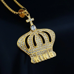 Collana con ciondolo a corona hip hop dorata con croce e incisione KING per uomo